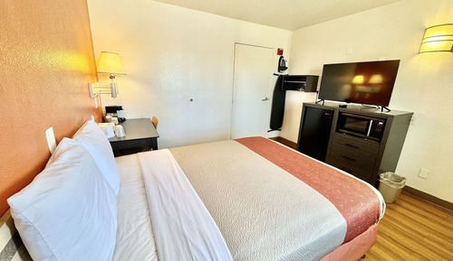 Standard Room, 1 Queen Bed, Non Smoking, Refrigerator & Microwave