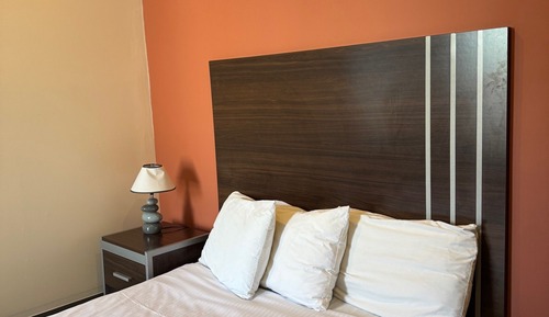 Renovated, 1 Queen Bed, Non-Smoking (Private Bathroom)