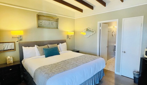 Economy Room, 1 King Bed (Room 10)