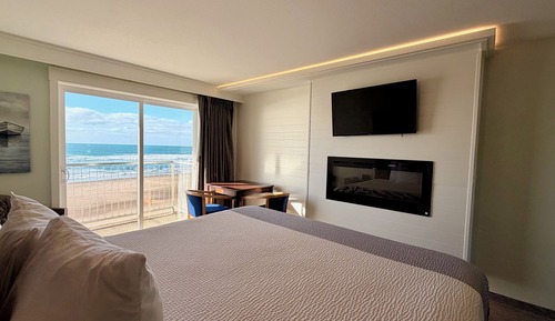 Deluxe Studio, 1 King Bed, Balcony, Ocean View (Second Floor w/ Balcony)