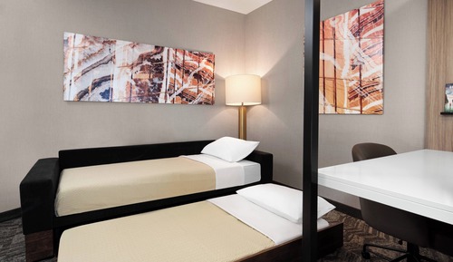Deluxe Suite, Multiple Beds (Mobility Accessible, Roll-in Shower)