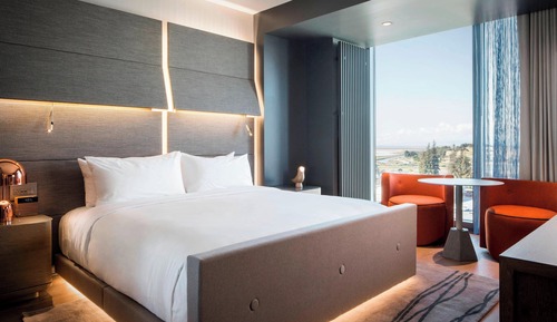 Room, 1 King Bed, Corner (Balcony, Partial Bay View)