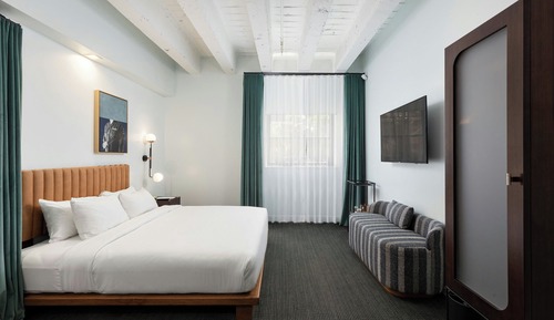 City Level Below Ground, 1 King Bed, Non Smoking (Hearing Accessible)