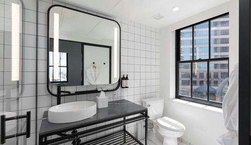 Cozy Courtyard King, 1 King Bed, Courtyard View (Mobility/Hearing Accessible, Tub)