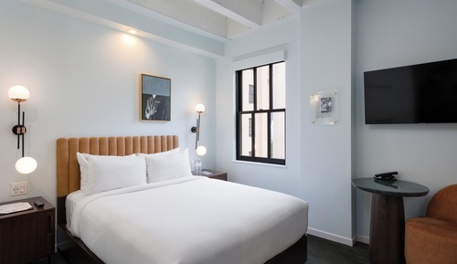 Cozy Queen, Guest room, 1 Queen (Mobility/Hearing Access, Roll-in Shwr)