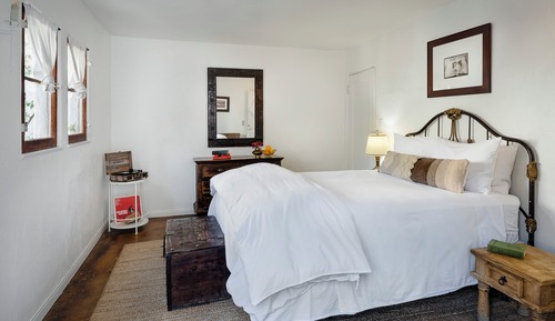 Standard Room, 1 Queen Bed, Pool View (Atlas Room)