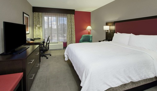 Room, 1 King Bed (With Drinks-Snacks)