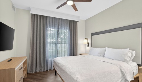 Suite, 1 King Bed, Accessible (Roll-in Shower)