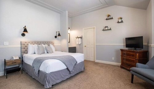Queen Room Deluxe with Jetted tub