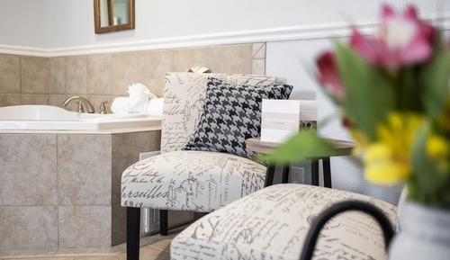 King Deluxe with Jetted tub