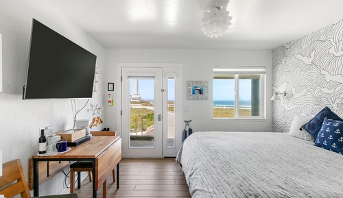 Romantic Room, Accessible, Partial Sea View (Pet Friendly)