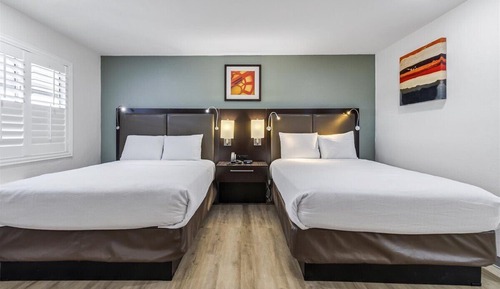2 Double Beds