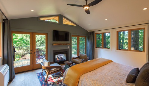 Tree House, Mobility Accessible (Spruce, Roll-in Shower)