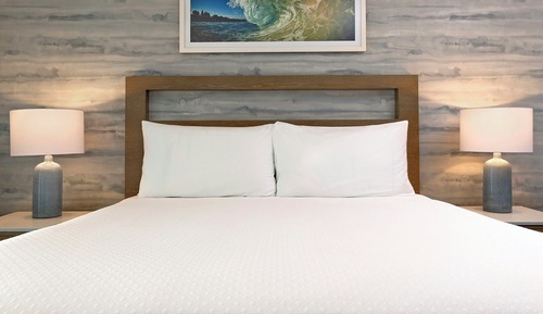 Deluxe Room, 1 Queen Bed, Accessible, Partial Ocean View