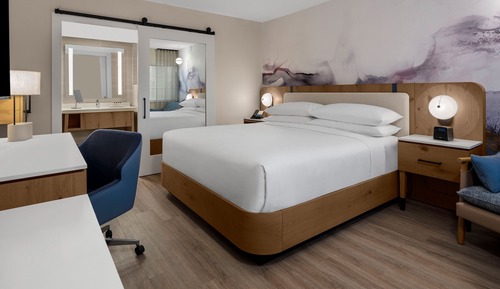 Room, 1 King Bed, High Floor, Exterior Entry