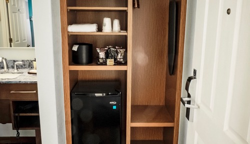 Deluxe Room, 2 Queen Beds, Partial Lake View