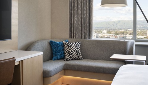 Concierge Room, Club Room, 1 King Bed, City View