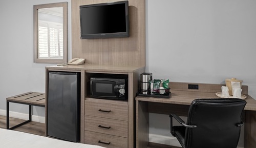 Basic Room, 1 King Bed, Accessible