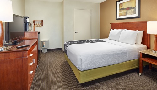 Suite, 1 Queen Bed with Sofa bed, Accessible