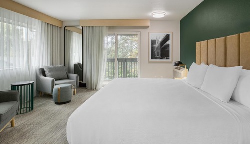 Suite, 1 King Bed, Balcony, Courtyard View