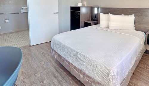 Deluxe Room, 1 Queen Bed, Non Smoking, Refrigerator & Microwave