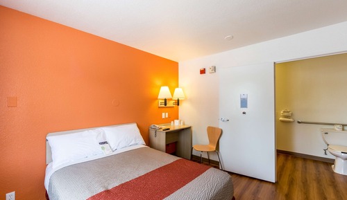 Deluxe Room, 1 Queen Bed, Non Smoking, Refrigerator & Microwave