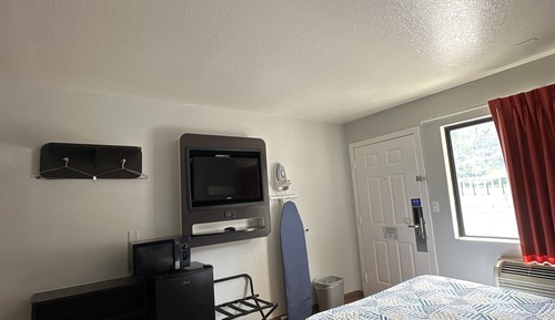 Standard Room, 1 Queen Bed, Non Smoking, Refrigerator & Microwave