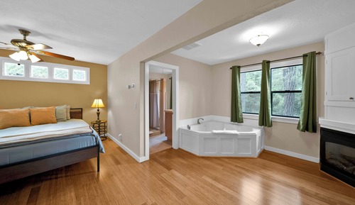 Luxury Room, 1 King Bed with Sofa bed, Jetted Tub, Mountain View (Woodpecker)