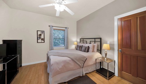 Luxury Room, 1 Queen Bed (Gray Fox)