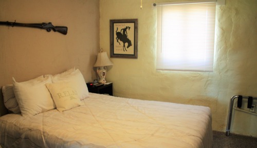 Comfort Single Room, 1 Queen Bed, Refrigerator & Microwave, Courtyard View
