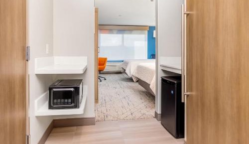Standard Queen Room with Two Queen Beds and Mobility Accessible Tub