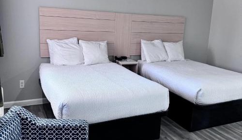 Queen Room with Two Queen Beds and Roll-In Shower - Mobility Access/Non-Smoking