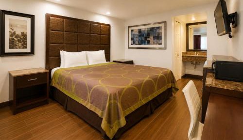 Queen Bed Accessible Non-Smoking