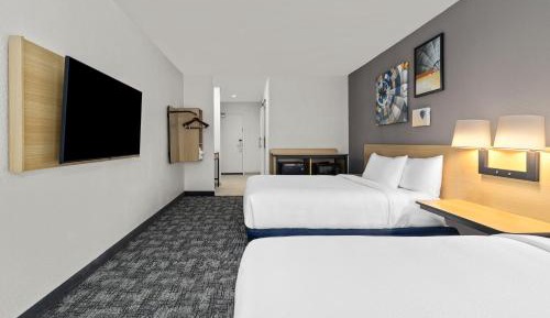 Deluxe Queen Room with Two Queen Beds, Mountain View and Tub - Mobility and Hearing Accessible