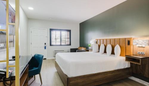King Room with Sofa, Jetted Tub and Walk-In Shower - Non-Smoking