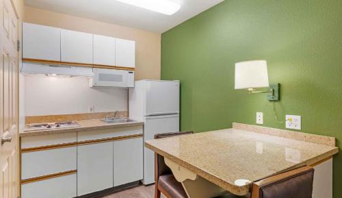 Deluxe Studio with 1 King Bed - Non-Smoking