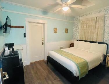 Standard Queen Room