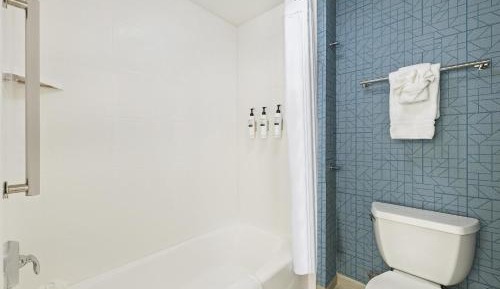 One-Bedroom Queen Suite with Two Queen Beds - Non-Smoking