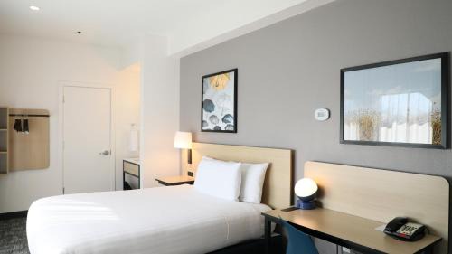 Standard Queen Room