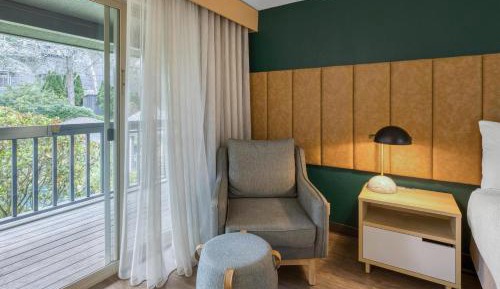 King Room with Balcony and Courtyard View - Non-Smoking