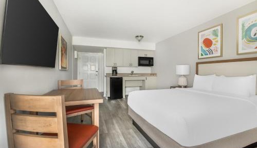 Queen Room with Roll-in Shower