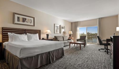 Large King Room with Sofa Bed and Water View