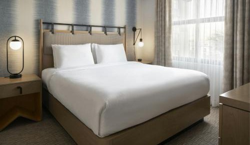 One-Bedroom King Suite with Sofa Bed  - Mobility and Hearing Accessible with Tub