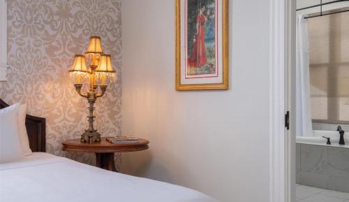 Deluxe King Room with Bath Tub