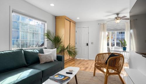 Deluxe One-Bedroom Apartment