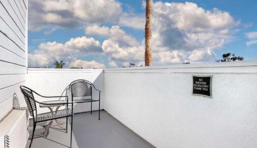 Large King Room with Roll-In Shower and View - Disability Access/Non-Smoking