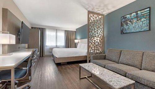 King Suite with Walk-In Shower - Mobility Access