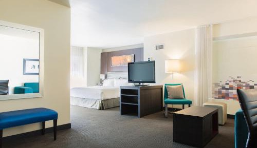 Aloft King Suite with Sofa Bed