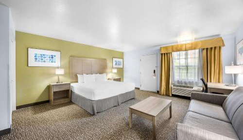 King Suite with Sofa Bed, Spa Bath and Wet Bar - Non-Smoking