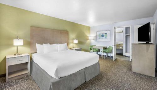 King Suite with Spa Bath and Wet Bar - Non-Smoking